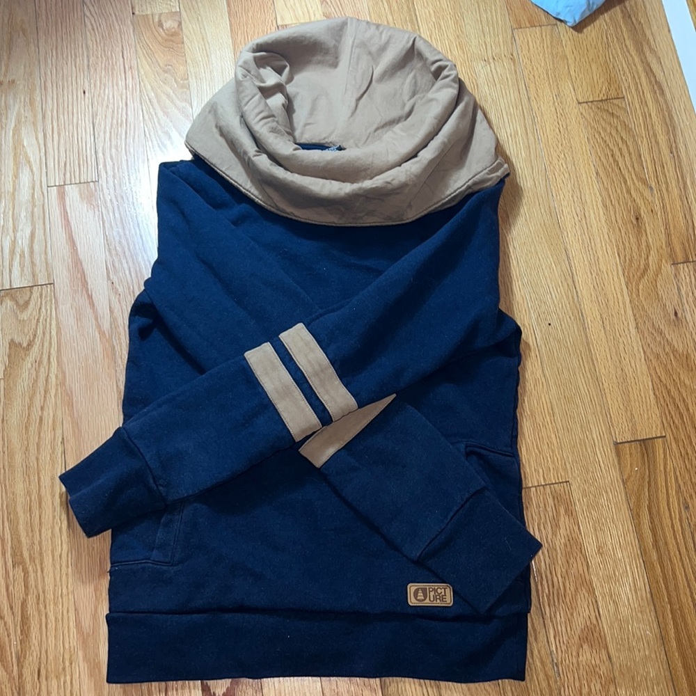 (1) Women’s Size Small Organic Cotton Sweatshirt - Picture